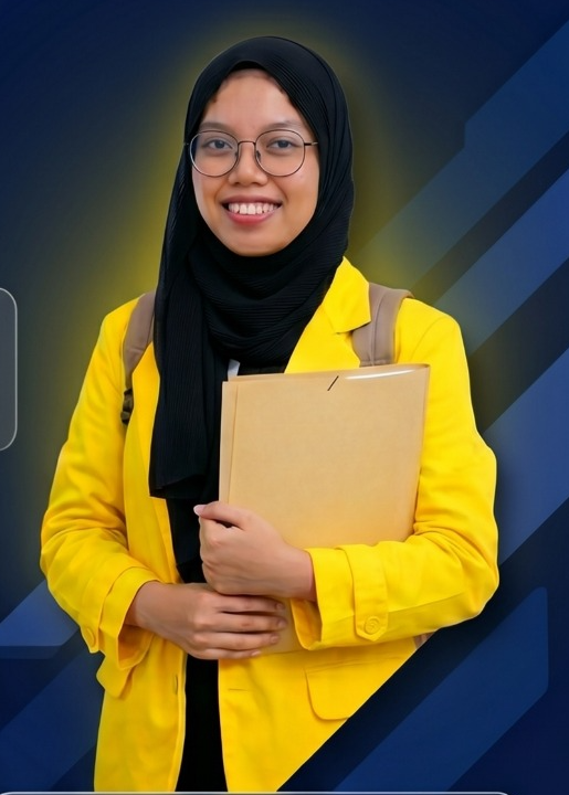 Mahasiswa Politeknik Praktisi Bandung mengenakan jas almamater kuning sambil memegang map